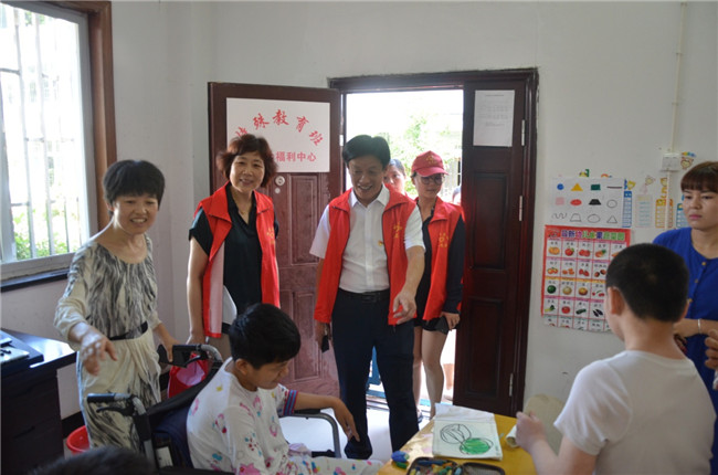 城投集團開展“傳承紅色基因，敬老愛幼先行” 現(xiàn)場獻愛心活動