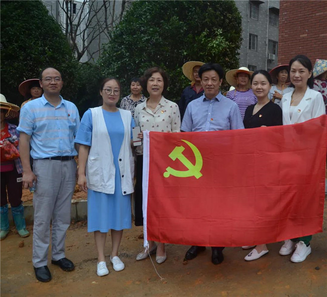 炎炎夏日送清涼，點滴關(guān)懷暖人心——城投集團各黨支部開展“送清涼”慰問一線員工活動