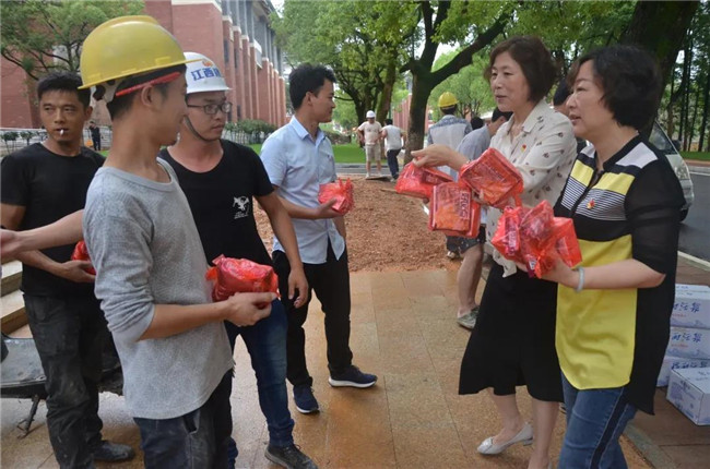 炎炎夏日送清涼，點滴關(guān)懷暖人心——城投集團各黨支部開展“送清涼”慰問一線員工活動